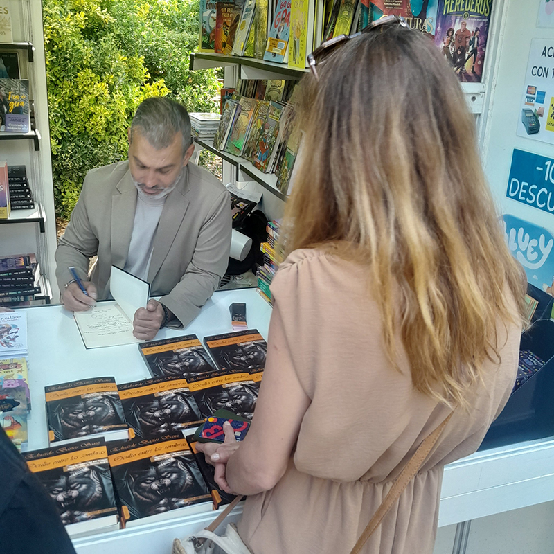 2Eduardo Bastos firma ejemplares de su libro Oculto entre las sombras